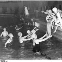 Schwimmen lernen - Wasserbewältigung und Wassergewöhnung