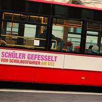 Schulbusfahrer fesselt Jungen an Sitz
