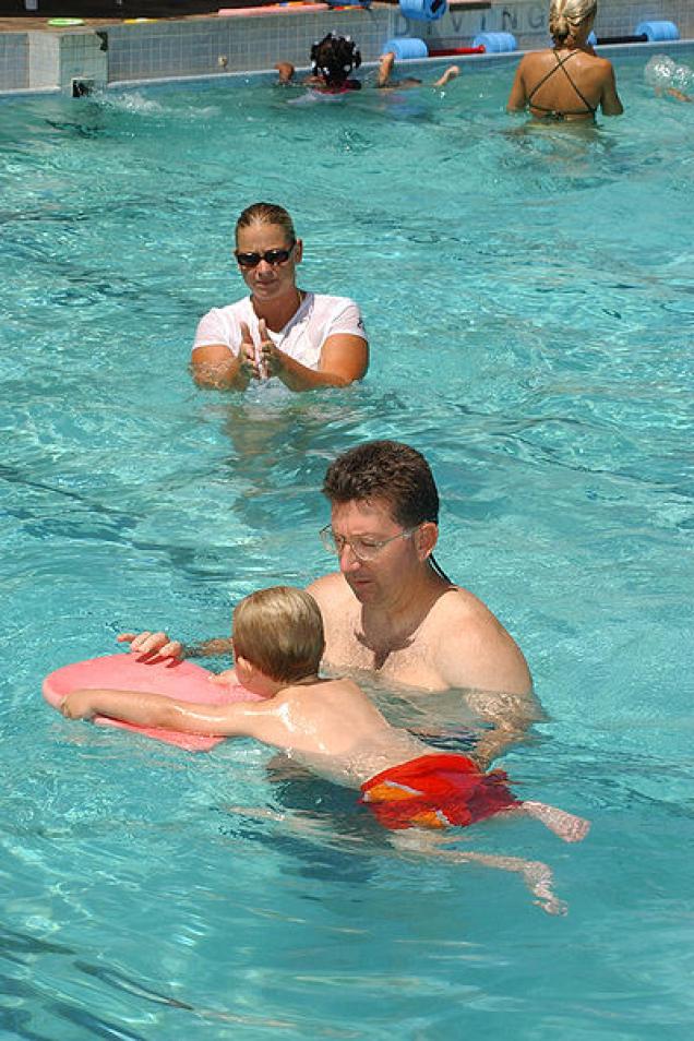 Ist ein Schwimmkurs ab 4 Jahren zu bewältigen?