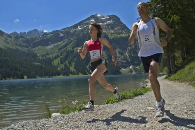 Läufer, Walker und Wanderer in Tirol auf gut ausgezeichneten Wegen unterwegs