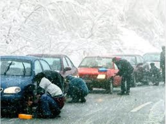 Anlegen der Schneeketten vor dem Winterurlaub üben