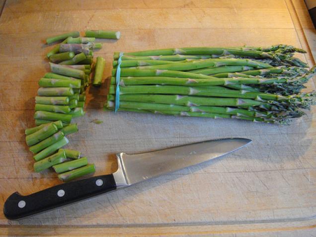 Grünen Spargel kochen mit leckerer Sauce (Velouté)