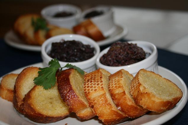 Tapenade aus schwarzen Oliven