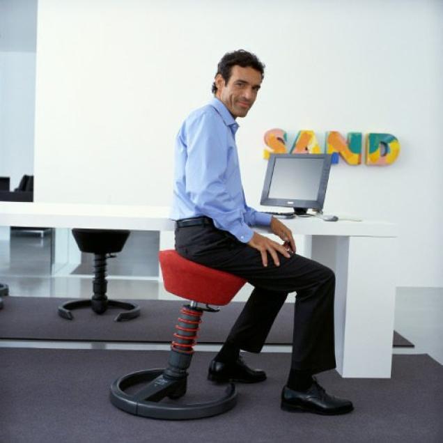 Richtig Sitzen am Arbeitsplatz -  4 Tipps gegen Rückenschmerzen