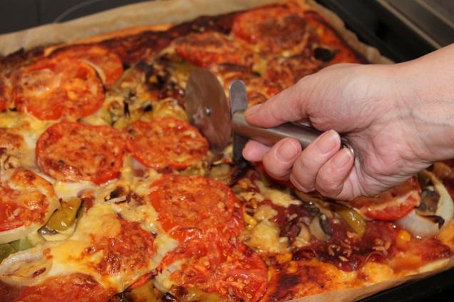 Pizza mit Käserand selber machen - besser als vom Pizza Lieferservice