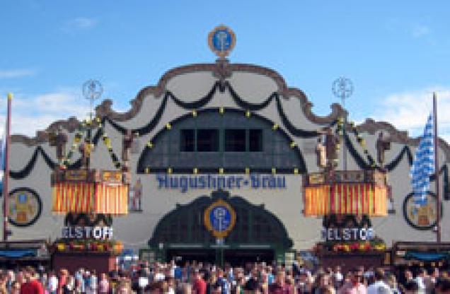 Münchner Singles lieben die Augustiner Festhalle auf der Wiesn