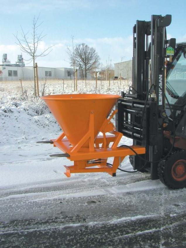 Die wichtigste Ausrüstung für einen Gabel-Stapler im Winterdienst - Schneeketten, Schneeschieber und Streugeräte für Stapler im