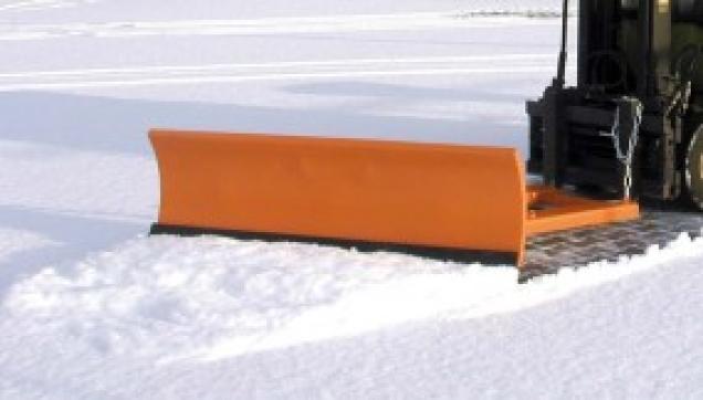 Winterdienst-Geräte im Vergleich: Schneeschieber oder Schneepflug für Stapler  - Wann wählt man welches Stapler-Anbaugerät?