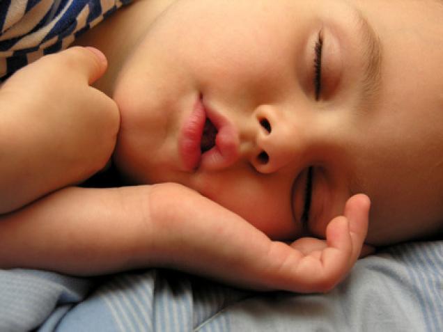 Was kann ich tun, damit mein kleines Baby (unter drei Monate) einschläft?