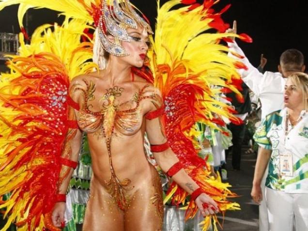 Bikini-Modenschau am brasilianischen Strand