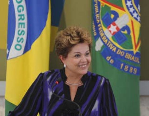 Allerneuste Fussballnachrichten Dilma spendet den Zuschauerfairnispokal