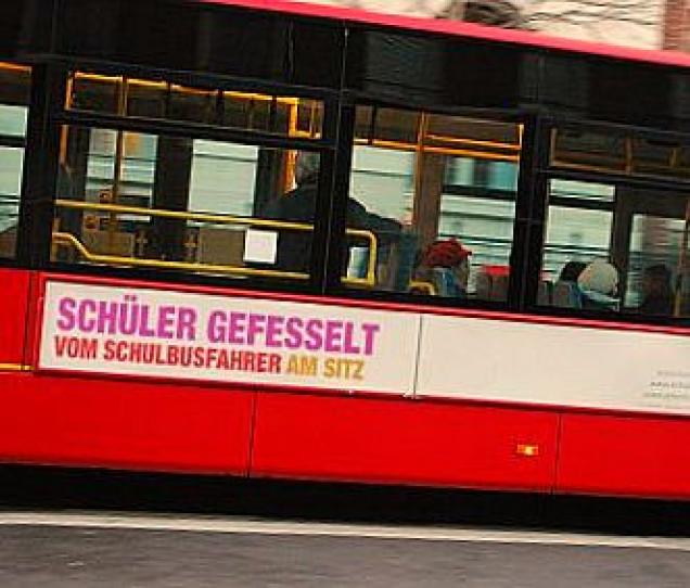 Schulbusfahrer fesselt Jungen an Sitz