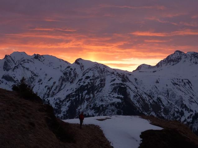 Wintersportregion Arlberg: Skivergnügen und Rodelspaß vor hochalpiner Kulisse